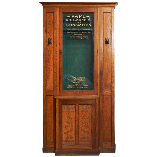 86 - A FINE PANELLED OAK ROD AND GUN FLOOR STANDING CABINET, LATE 19TH/EARLY 20TH CENTURY, dentil cornice... 