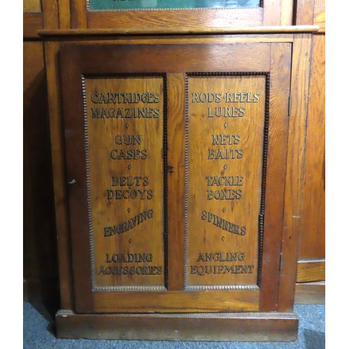 86 - A FINE PANELLED OAK ROD AND GUN FLOOR STANDING CABINET, LATE 19TH/EARLY 20TH CENTURY, dentil cornice... 