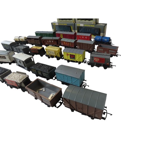 374 - Wrenn OO/HO Rolling Stock including six boxed items and various loose rolling stock.