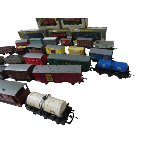 374 - Wrenn OO/HO Rolling Stock including six boxed items and various loose rolling stock.