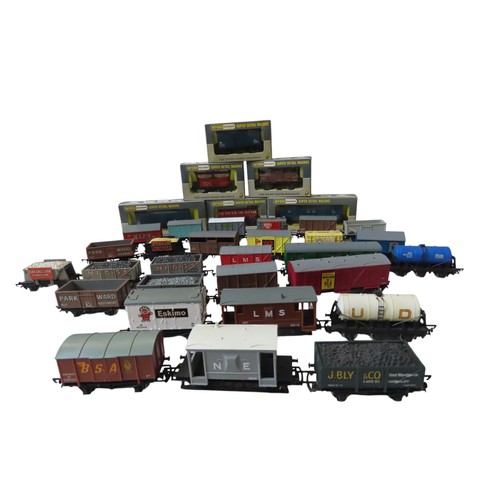 374 - Wrenn OO/HO Rolling Stock including six boxed items and various loose rolling stock.