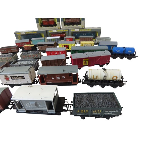 374 - Wrenn OO/HO Rolling Stock including six boxed items and various loose rolling stock.