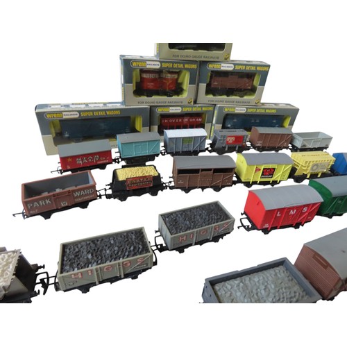 374 - Wrenn OO/HO Rolling Stock including six boxed items and various loose rolling stock.