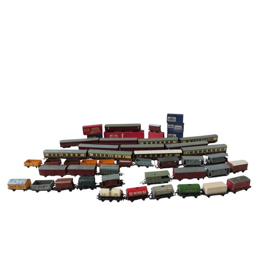 386 - Hornby Dublo assorted rolling stock and coaches, mixed metal and plastic bodied including Pullmans a... 