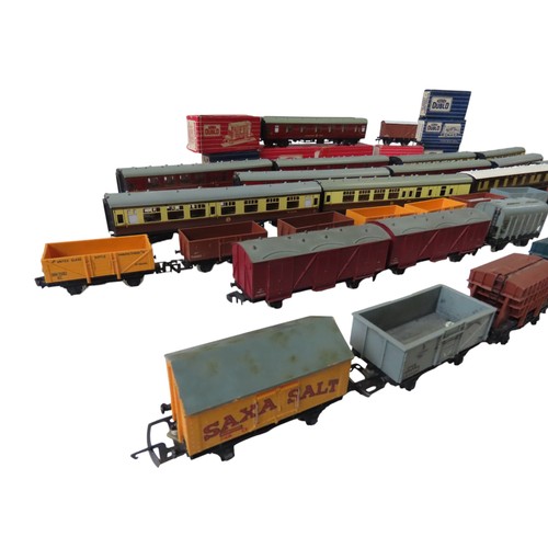 386 - Hornby Dublo assorted rolling stock and coaches, mixed metal and plastic bodied including Pullmans a... 