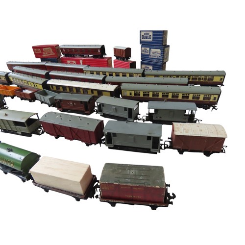 386 - Hornby Dublo assorted rolling stock and coaches, mixed metal and plastic bodied including Pullmans a... 