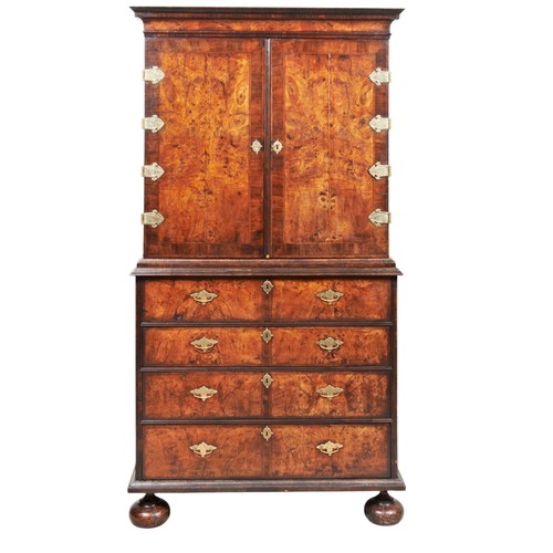 143 - A FINE WILLIAM AND MARY WALNUT AND FEATHER BANDED SECRETAIRE CABINET ON STAND CIRCA 1700 the moulded... 