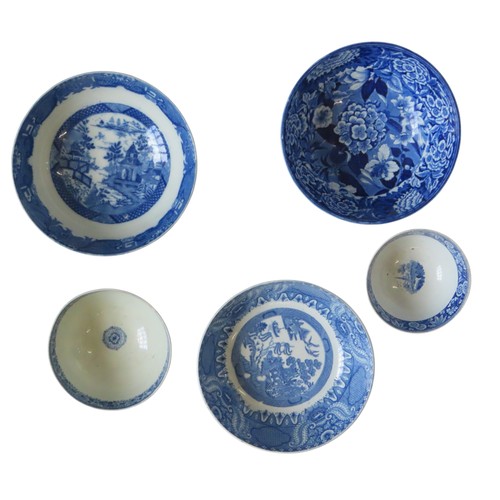 469 - MIXED GROUP OF FIVE 19TH CENTURY BLUE & WHITE PEARL WARE BOWLS, with transfer printed 'willow' d... 