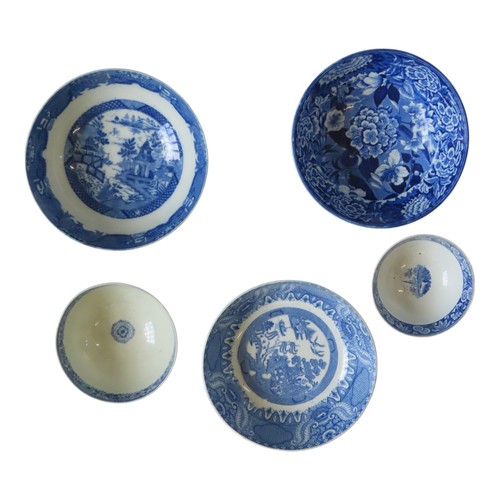 469 - MIXED GROUP OF FIVE 19TH CENTURY BLUE & WHITE PEARL WARE BOWLS, with transfer printed 'willow' d... 