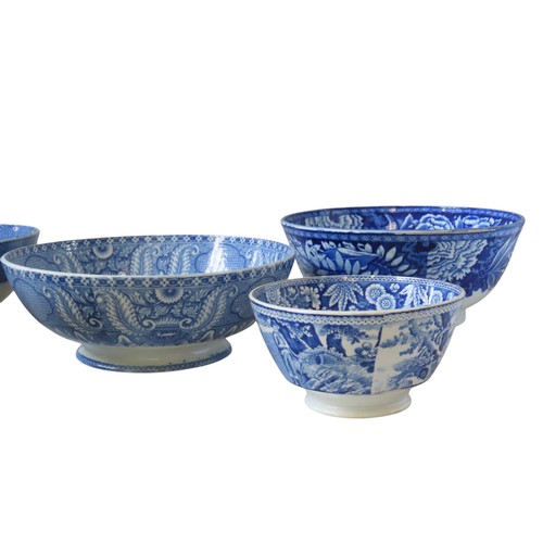 469 - MIXED GROUP OF FIVE 19TH CENTURY BLUE & WHITE PEARL WARE BOWLS, with transfer printed 'willow' d... 