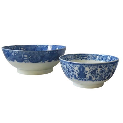 469 - MIXED GROUP OF FIVE 19TH CENTURY BLUE & WHITE PEARL WARE BOWLS, with transfer printed 'willow' d... 