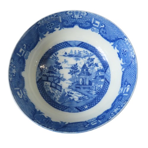 469 - MIXED GROUP OF FIVE 19TH CENTURY BLUE & WHITE PEARL WARE BOWLS, with transfer printed 'willow' d... 