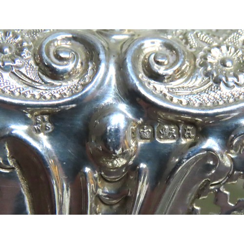 518 - AN ORNATE LATE VICTORIAN SILVER DISHSHEFFIELD 1893the floral decorated repousse interior enclosed wi... 