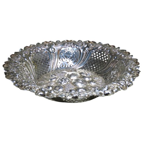 518 - AN ORNATE LATE VICTORIAN SILVER DISHSHEFFIELD 1893the floral decorated repousse interior enclosed wi... 