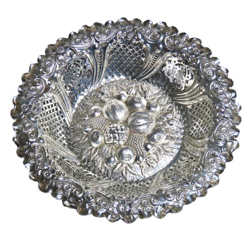 518 - AN ORNATE LATE VICTORIAN SILVER DISHSHEFFIELD 1893the floral decorated repousse interior enclosed wi... 