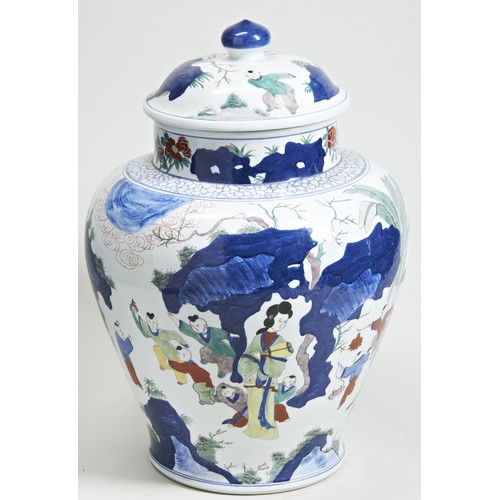 489 - A LARGE CHINESE WUCAI JAR AND COVER20TH CENTURYthe sides painted with female attendants and boys in ... 