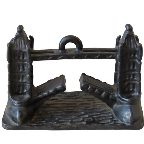 503 - AN UNUSUAL STYLISED BRONZE SCULPTURE OF TOWER BRIDGE, LONDONEARLY 20TH CENTURY26  x 35.5 x 18 cm... 