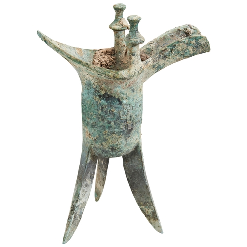 144 - AN ARCHAIC BRONZE LIBATION RITUAL VESSEL, JUELATE SHANG DYNASTY (13TH-11TH CENTURY BC)青铜爵杯 商代晚期，十三/十... 
