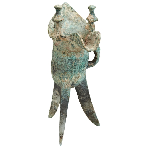 144 - AN ARCHAIC BRONZE LIBATION RITUAL VESSEL, JUELATE SHANG DYNASTY (13TH-11TH CENTURY BC)青铜爵杯 商代晚期，十三/十... 