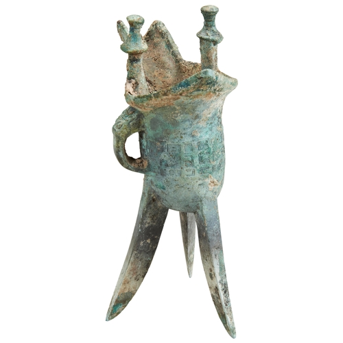 144 - AN ARCHAIC BRONZE LIBATION RITUAL VESSEL, JUELATE SHANG DYNASTY (13TH-11TH CENTURY BC)青铜爵杯 商代晚期，十三/十... 