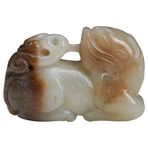 107 - A SMALL JADE CARVING OF A RECUMBENT BUDDHIST LION MING / QING DYNASTY, 17TH CENTURY青白玉狮 十七世纪with two... 
