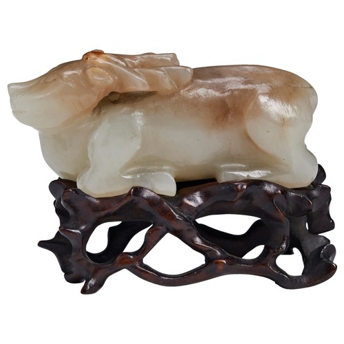 107 - A SMALL JADE CARVING OF A RECUMBENT BUDDHIST LION MING / QING DYNASTY, 17TH CENTURY青白玉狮 十七世纪with two... 