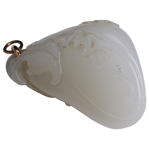 112 - A WHITE JADE PENDANTQIANLONG PERIOD (1736-1795)白玉瓜瓞绵绵吊坠 乾隆 1736-1795carved as a melon with leafy ten... 