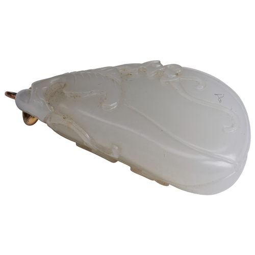 112 - A WHITE JADE PENDANTQIANLONG PERIOD (1736-1795)白玉瓜瓞绵绵吊坠 乾隆 1736-1795carved as a melon with leafy ten... 