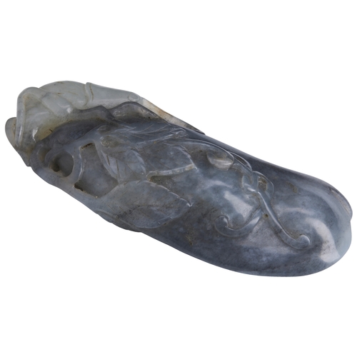 115 - A GREY AND WHITE JADE CARVING OF A PEA POD,18TH / 19TH CENTURY灰白玉豆荚 十八/十九世纪with stems and leaves, a ... 