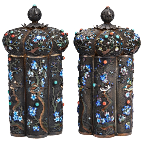 135 - A PAIR OF CHINESE EXPORT SILVER-GILT, ENAMEL AND HARDSTONE COVERED TEA CADDIESEARLY 20TH CENTURY银镶嵌半... 