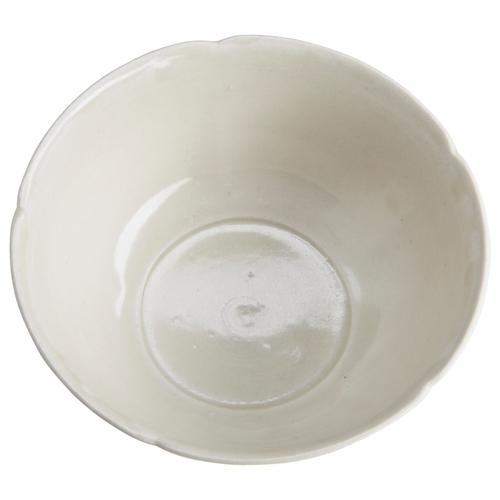 159 - A CARVED DING-TYPE 'LOTUS' BOWLNORTHERN SONG DYNASTY定窑花口盏 北宋the deep well potted lobed bowl covered ... 