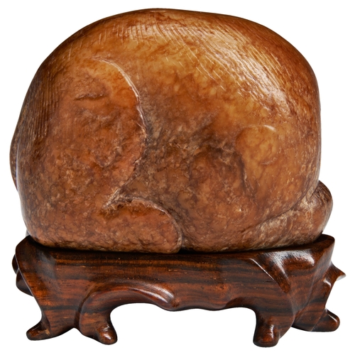 123 - A RUSSET JADE MYTHICAL BEASTMING DYNASTY (1368-1644)褐玉瑞兽把件 明 1368-1644the recumbent beast is carved ... 