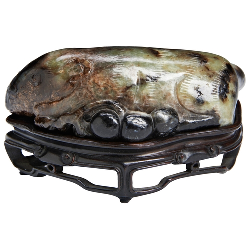 124 - A LARGE BLACK AND GREENISH JADE SQUIRRELMING DYNASTY (1368-1644)清灰玉松鼠 明 1368-1644modelled as the ani... 