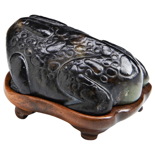 125 - A BLACK AND CELADON JADE TOADMING DYNASTY (1368-1644)墨玉蟾蜍 明 1368-1644carved as a large, plump toad w... 