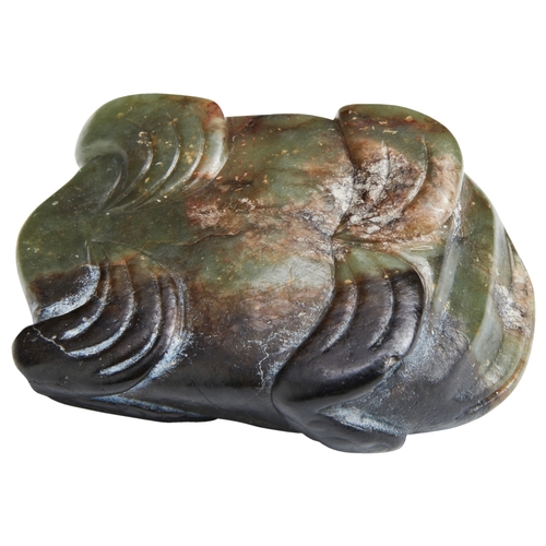 125 - A BLACK AND CELADON JADE TOADMING DYNASTY (1368-1644)墨玉蟾蜍 明 1368-1644carved as a large, plump toad w... 