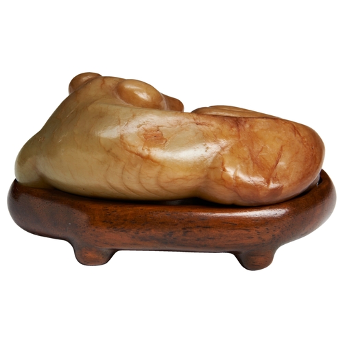 119 - A FINE YELLOW AND RUSSET JADE DOGQIANLONG PERIOD (1736-1795)褐玉狗 乾隆 1736-1795modelled recumbent with ... 
