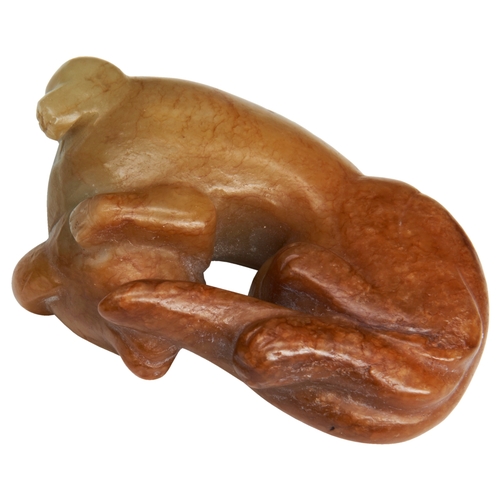 119 - A FINE YELLOW AND RUSSET JADE DOGQIANLONG PERIOD (1736-1795)褐玉狗 乾隆 1736-1795modelled recumbent with ... 