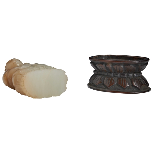 131 - A SMALL CARVED PALE-GREEN JADE BUDDHAQING DYNASTY (1644-1911)玉雕佛像及木座 清seated in dhyanasana, both han... 