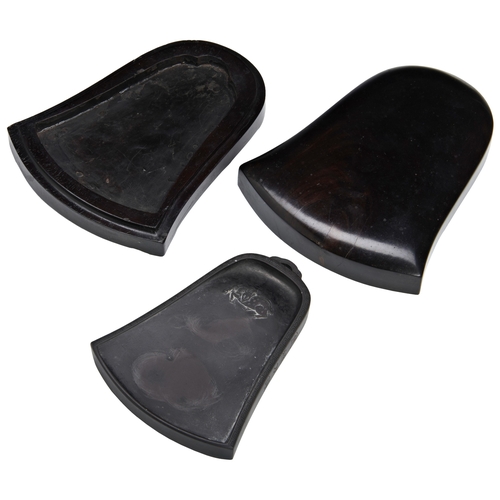 134 - A CARVED INKSTONE IN BELL SHAPE WITH ZITIAN BOX AND COVERQING DYNASTY  (1644-1911)端砚及紫檀盖盒 清Inscripte... 