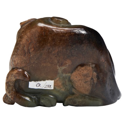 137 - A LARGE CELADON AND DARK RUSSET JADE LIONS GROUPMING DYNASTY (1368-1644)褐玉狮母子  明1368-1644modelled a ... 