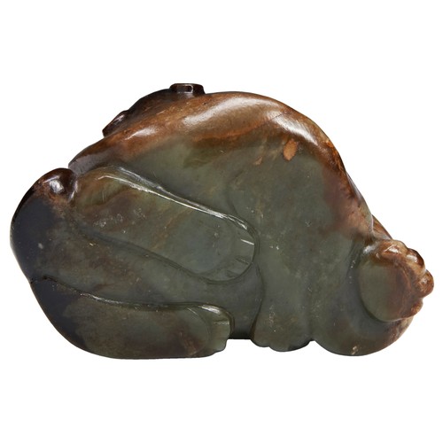 137 - A LARGE CELADON AND DARK RUSSET JADE LIONS GROUPMING DYNASTY (1368-1644)褐玉狮母子  明1368-1644modelled a ... 