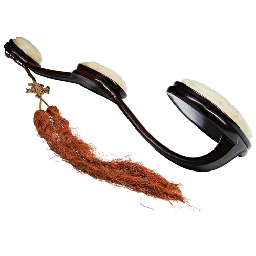 105 - A WOODEN RUYI SCEPTRE18TH / 19TH CENTURY白玉紫檀如意 清 十八十九世纪inset with three jade plaques of sanduo, peac... 