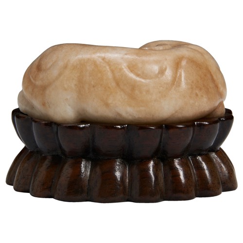 133 - A BEIGEISH-WHITE JADE ELEPHANTMING DYNASTY OR EARLIER青白玉象 明或更早modelled recumbent with the head turne... 