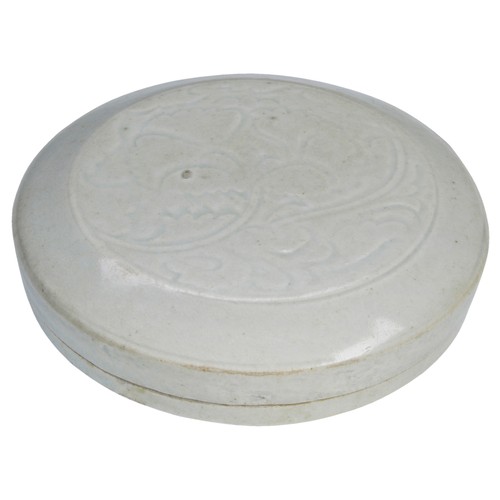 164 - A QINGBAI-GLAZED COSMETICS BOX AND COVERSOUTHERN SONG DYNASTY (1127–1279)青白划花粉盒  南宋 1127–1279the cir... 