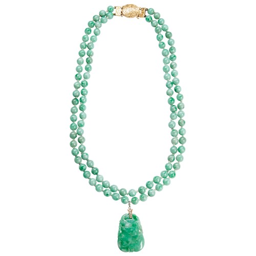 142 - AN APPLE-GREEN JADEITE CARVED PENDANTQING DYNASTY, 19TH CENTURY翡翠‘喜上眉梢’项链 清 十九世纪carved with a bird p... 