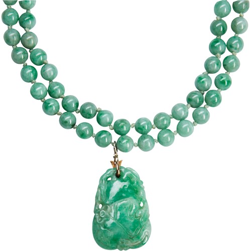 142 - AN APPLE-GREEN JADEITE CARVED PENDANTQING DYNASTY, 19TH CENTURY翡翠‘喜上眉梢’项链 清 十九世纪carved with a bird p... 