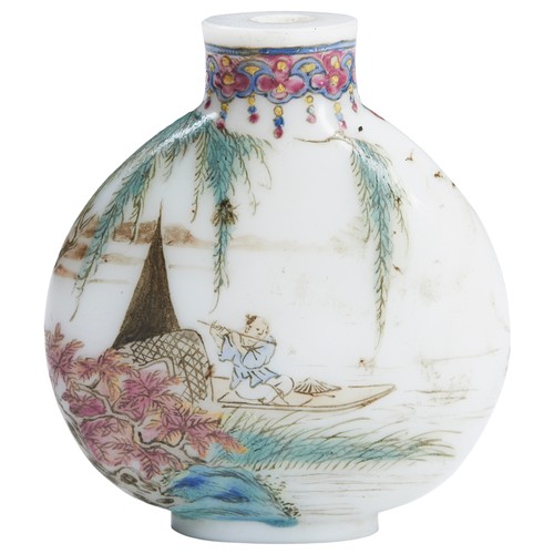 139 - A FAMILLE ROSE ENAMEL GLASS SNUFF BOTTLEIMPERIAL WORKSHOPS, QIANLONG SEAL MARK IN IRON-RED AND OF TH... 