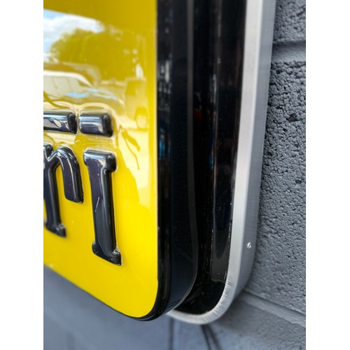 109 - LARGE FERRARI DEALER ILLUMINATED LIGHTBOXThis rare and highly sought after large Ferrari illuminated... 