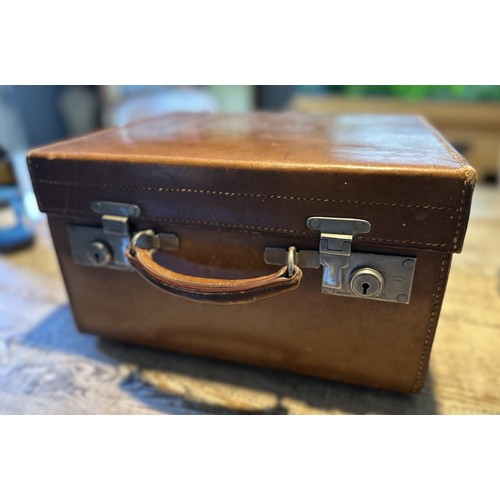 133 - A VANITY CASE BY H.GREAVES OF BIRMINGHAM, 1911A gentleman's travelling vanity case with silver acces... 