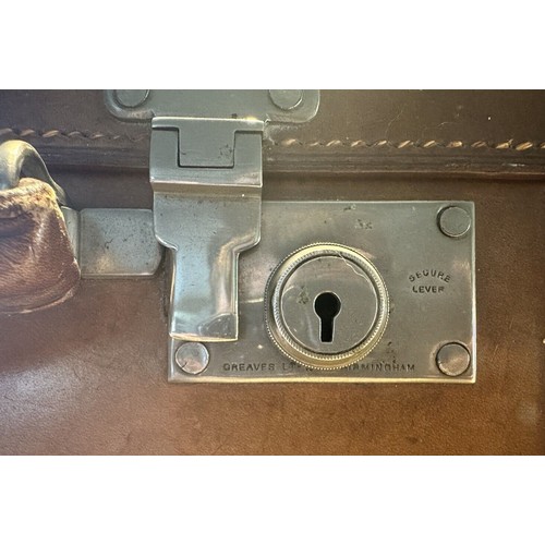 133 - A VANITY CASE BY H.GREAVES OF BIRMINGHAM, 1911A gentleman's travelling vanity case with silver acces... 